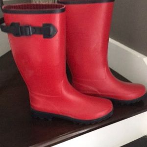 RAIN BOOTS